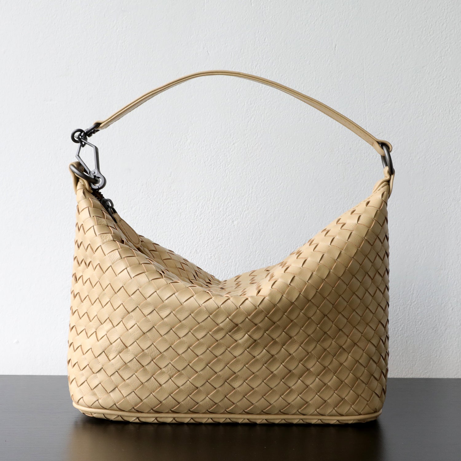 Sac hobo femme en cuir d’agneau tressé, coloris beige, vue frontale