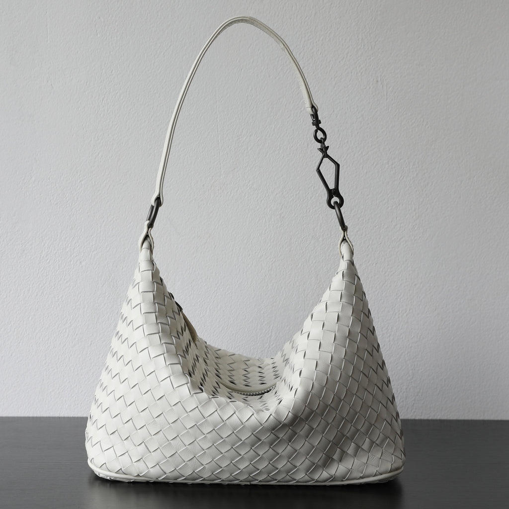 Sac hobo femme en cuir d’agneau tressé, coloris blanc cassé, vue frontale