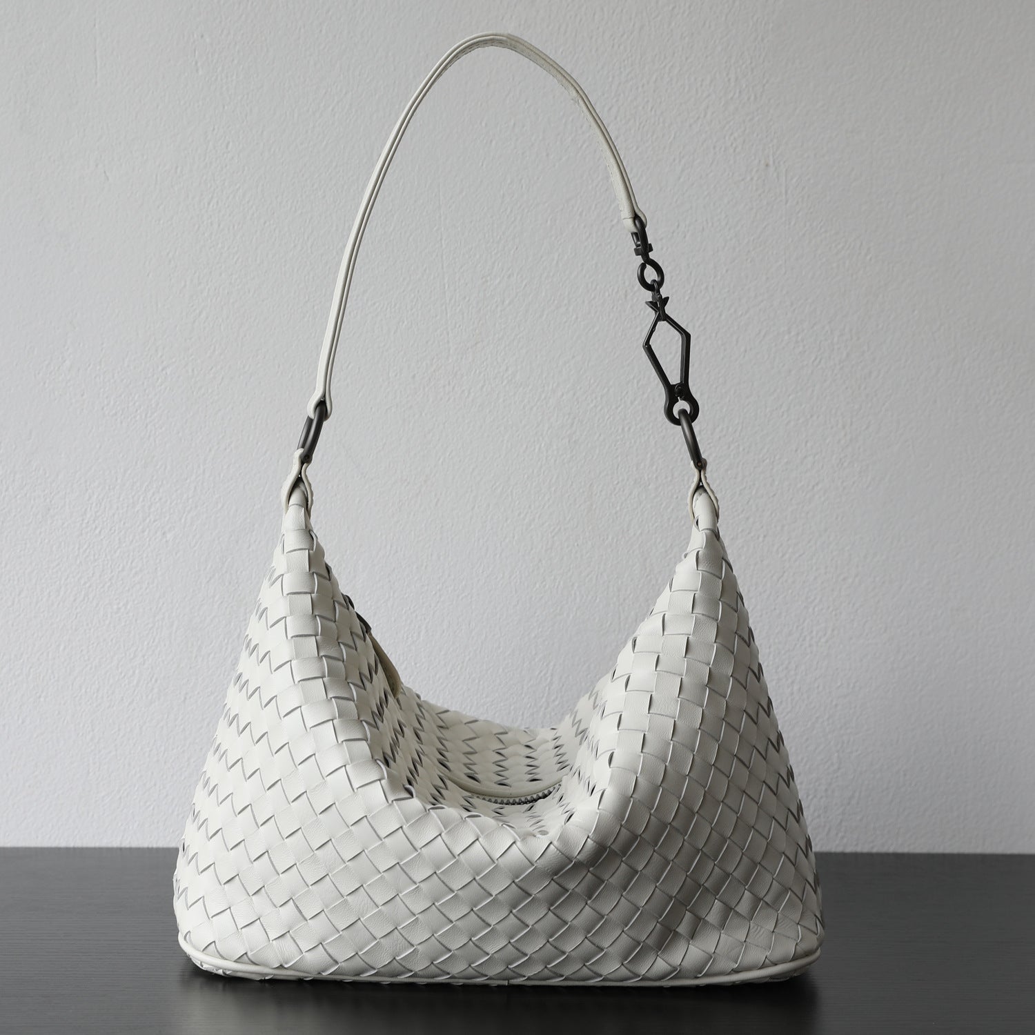 Sac hobo femme en cuir d’agneau tressé, coloris blanc cassé, vue frontale