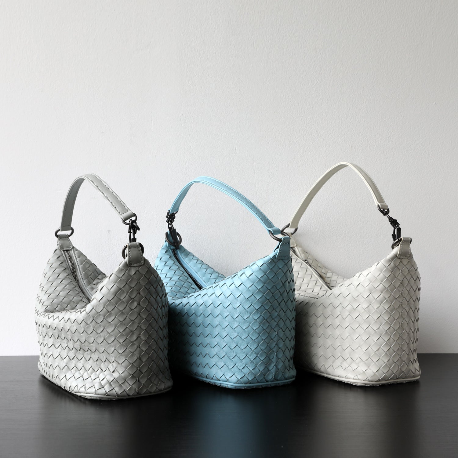 Sac hobo femme en cuir d’agneau tressé, coloris bleu bonbon, argent, blanc cassé