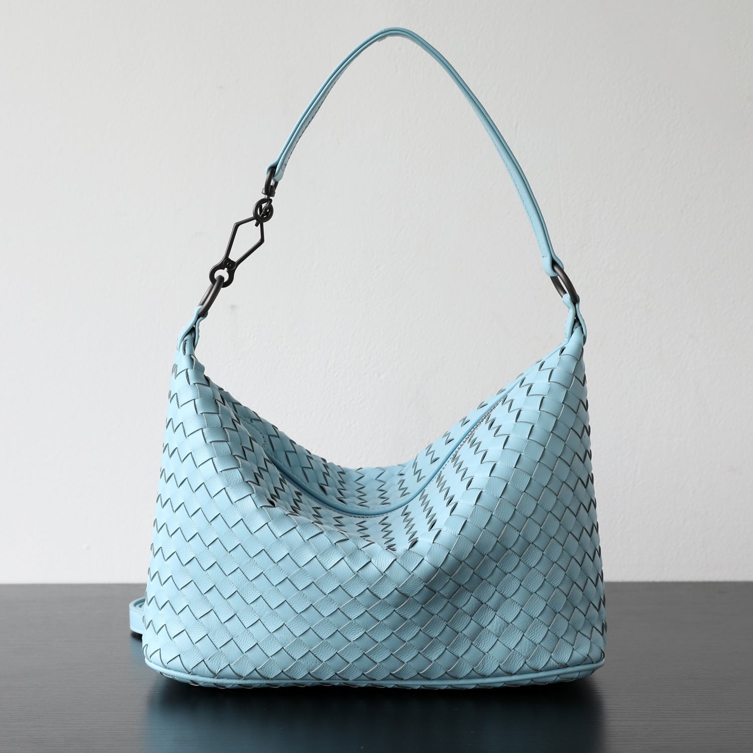 Sac hobo femme en cuir d’agneau tressé, coloris bleu bonbon, vue frontale