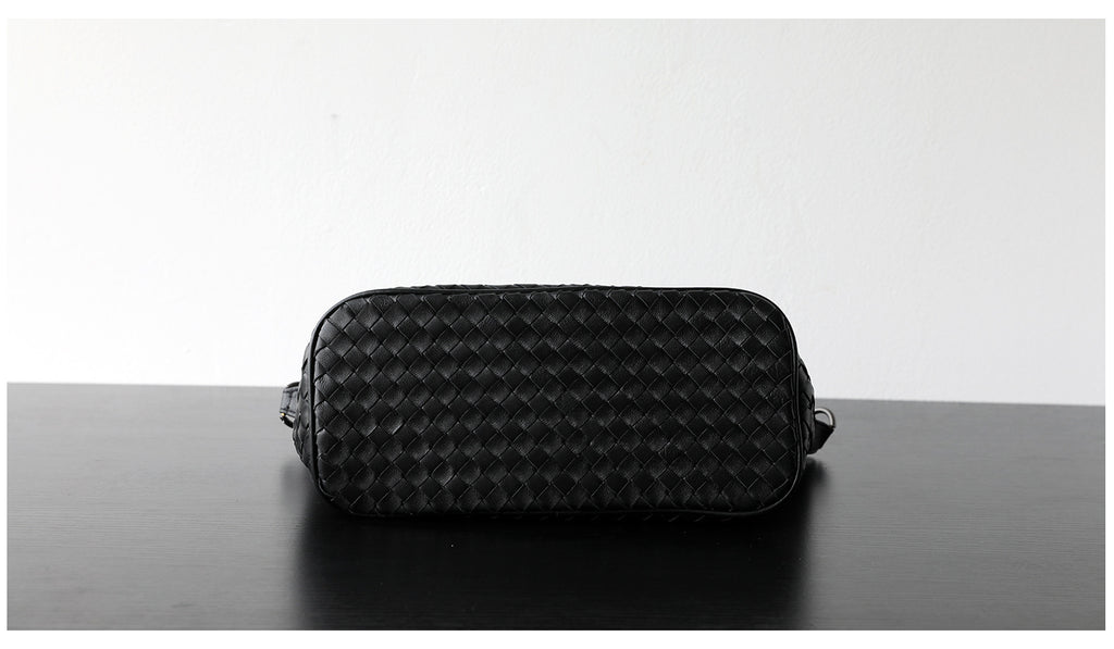 Sac hobo femme en cuir d’agneau tressé, coloris noir, vue de bas