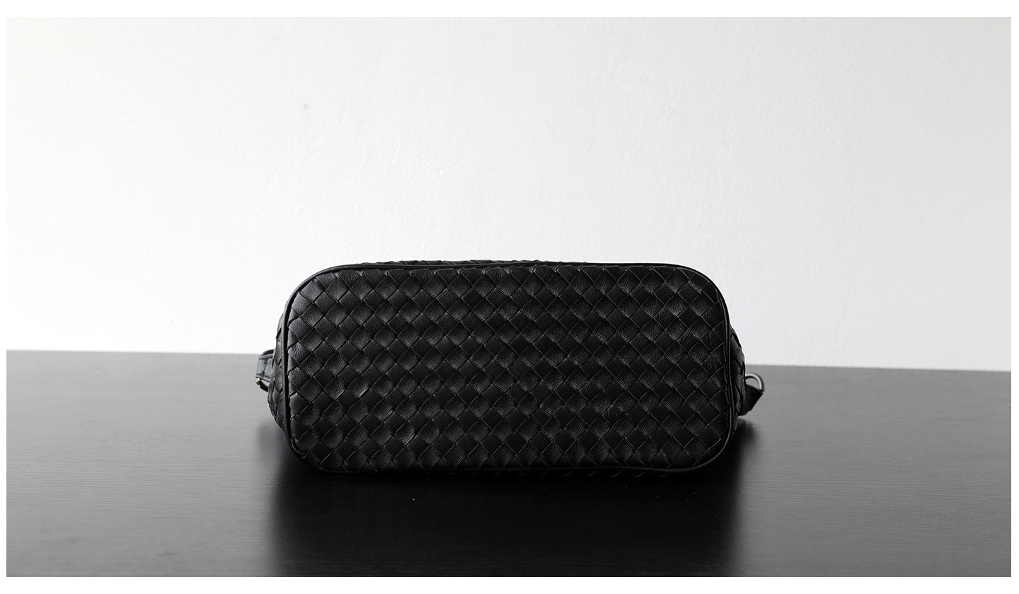 Sac hobo femme en cuir d’agneau tressé, coloris noir, vue de bas
