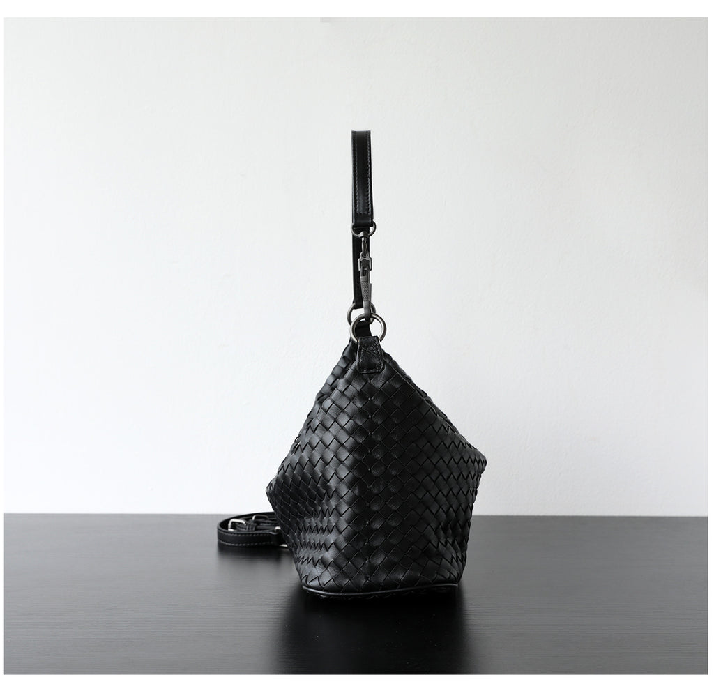 Sac hobo femme en cuir d’agneau tressé, coloris noir, vue de coté