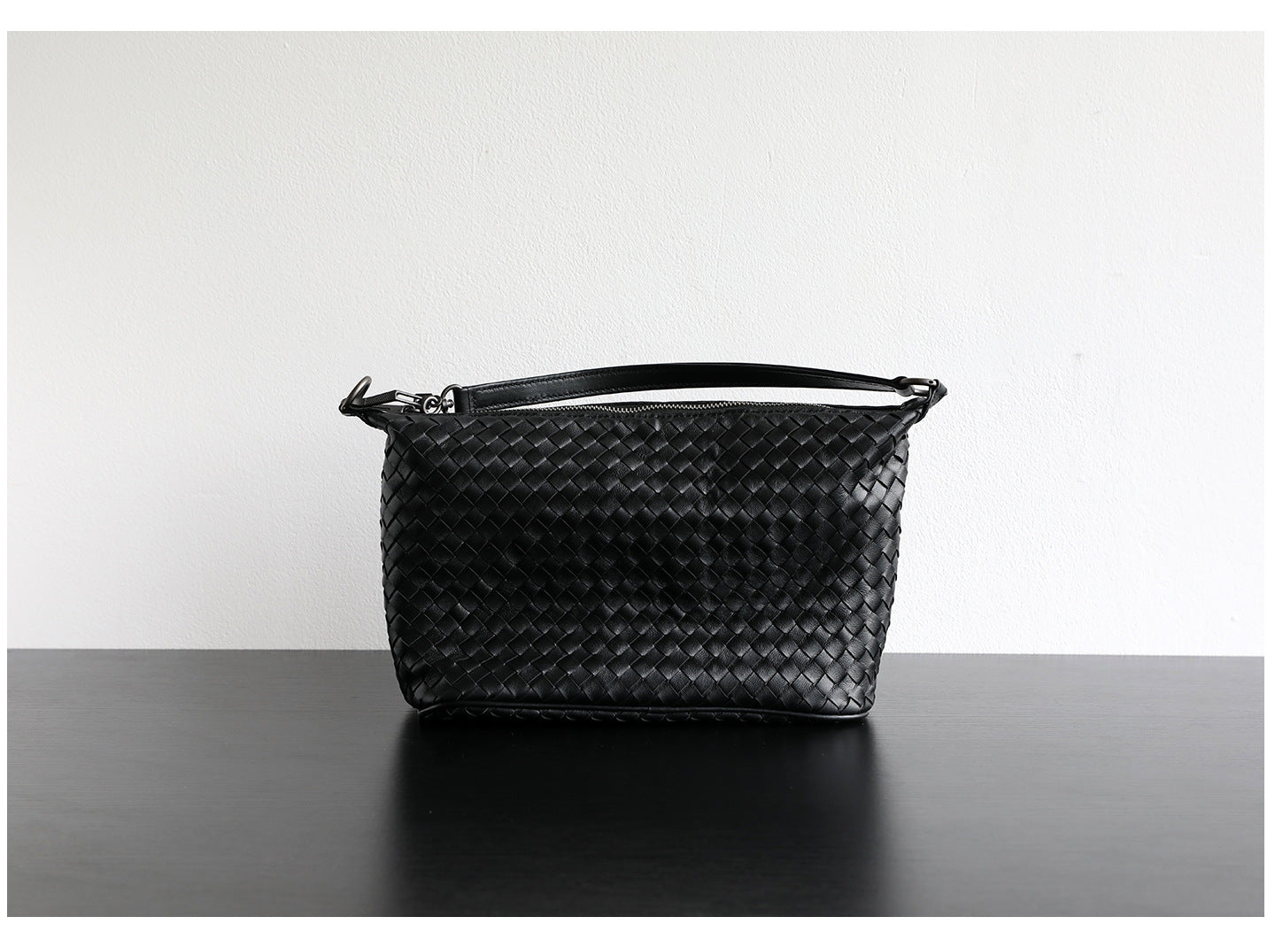 Sac hobo femme en cuir d’agneau tressé, coloris noir, vue de dos