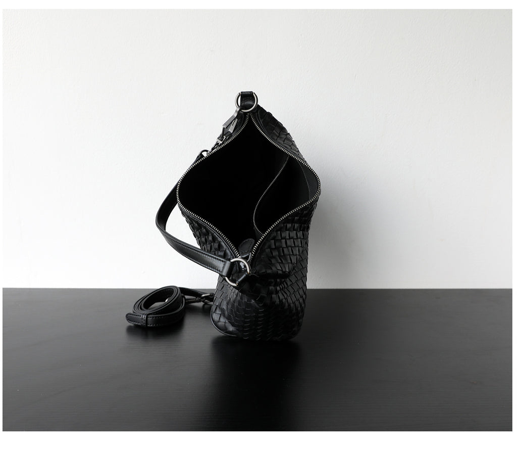 Sac hobo femme en cuir d’agneau tressé, coloris noir, vue de l'intérieur.