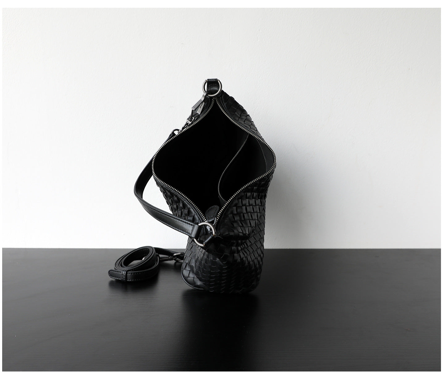 Sac hobo femme en cuir d’agneau tressé, coloris noir, vue de l'intérieur.