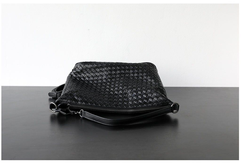 Sac hobo femme en cuir d’agneau tressé, coloris noir, vue frontale.