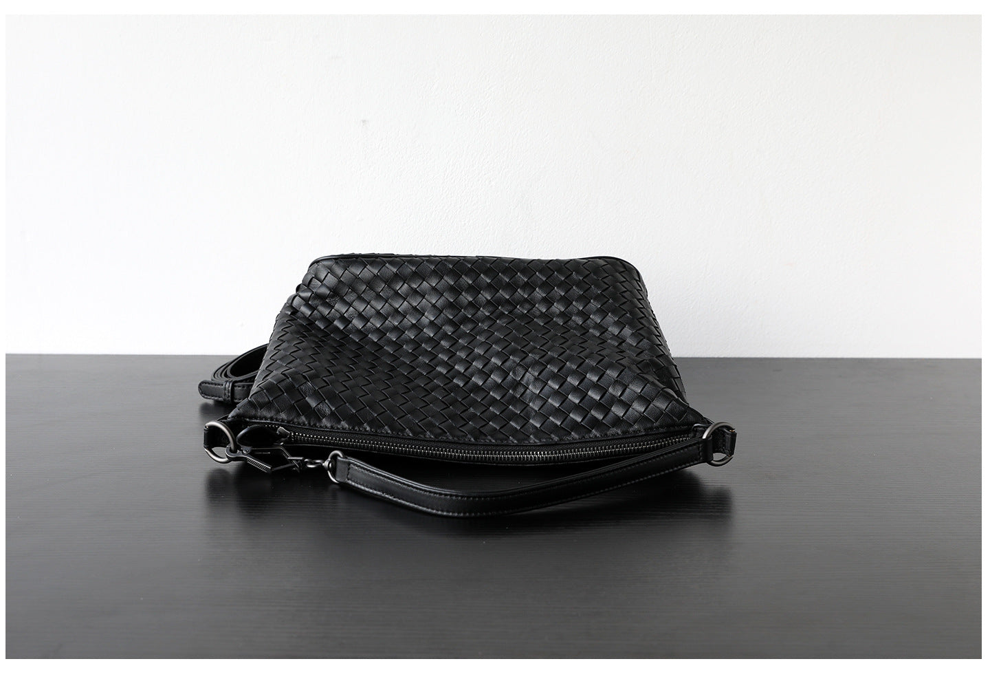Sac hobo femme en cuir d’agneau tressé, coloris noir, vue frontale.