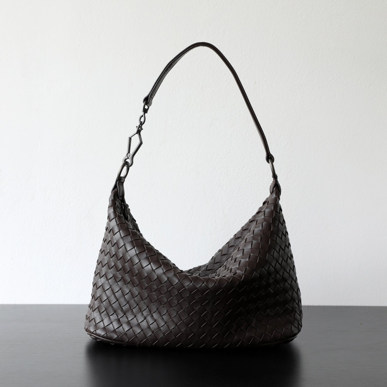 Sac hobo femme en cuir d’agneau tressé, coloris noir, vue frontale
