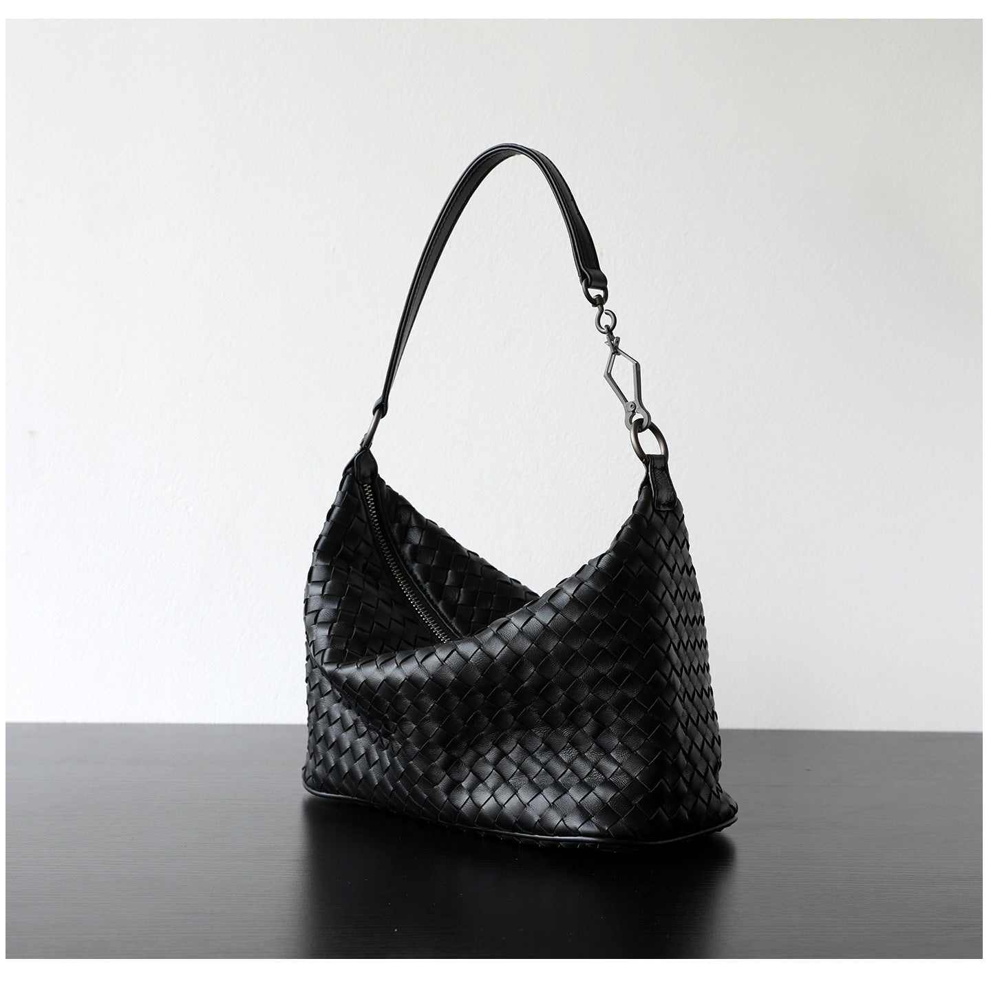 Sac hobo femme en cuir d’agneau tressé, coloris noir, vue latéral