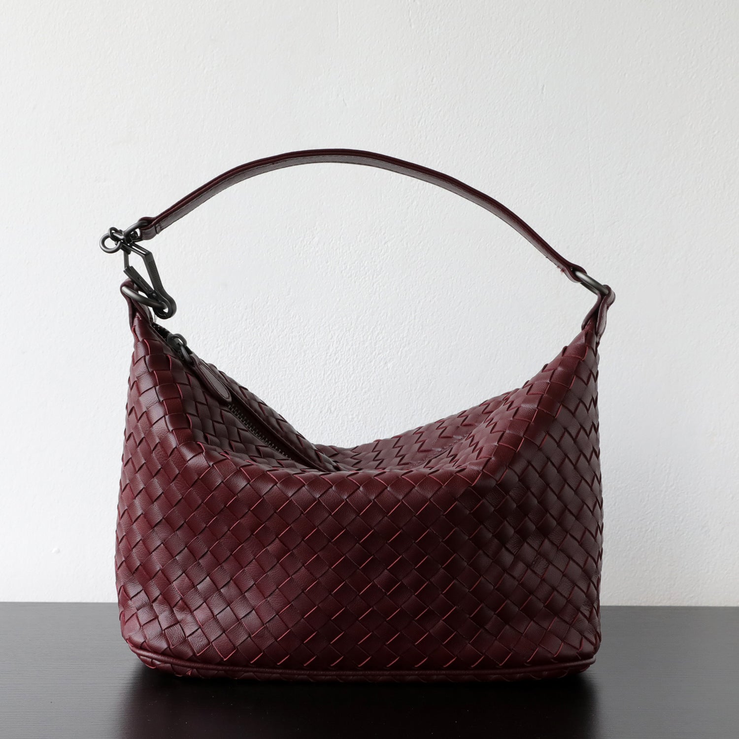 Sac hobo femme en cuir d’agneau tressé, coloris rouge vin, vue frontale