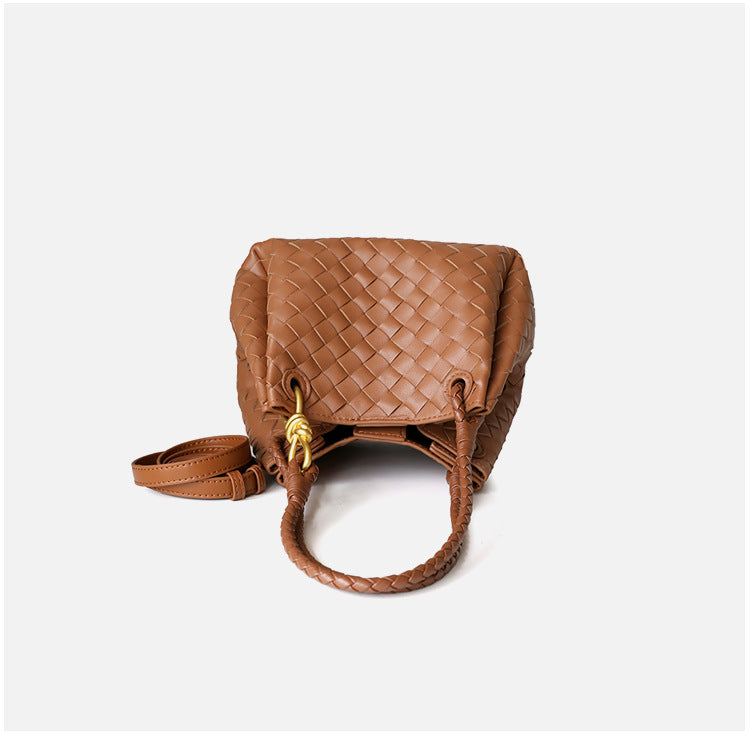 Sac à main en cuir en vachette tressé pour femme, coloris caramel, vue de bas