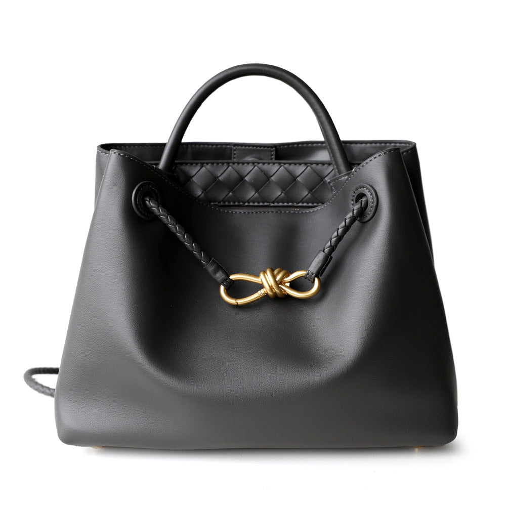 Sac à main femme en cuir de vachette – Grand sac cabas intemporel, taille petits et grands, coloris noir, vue frontale.