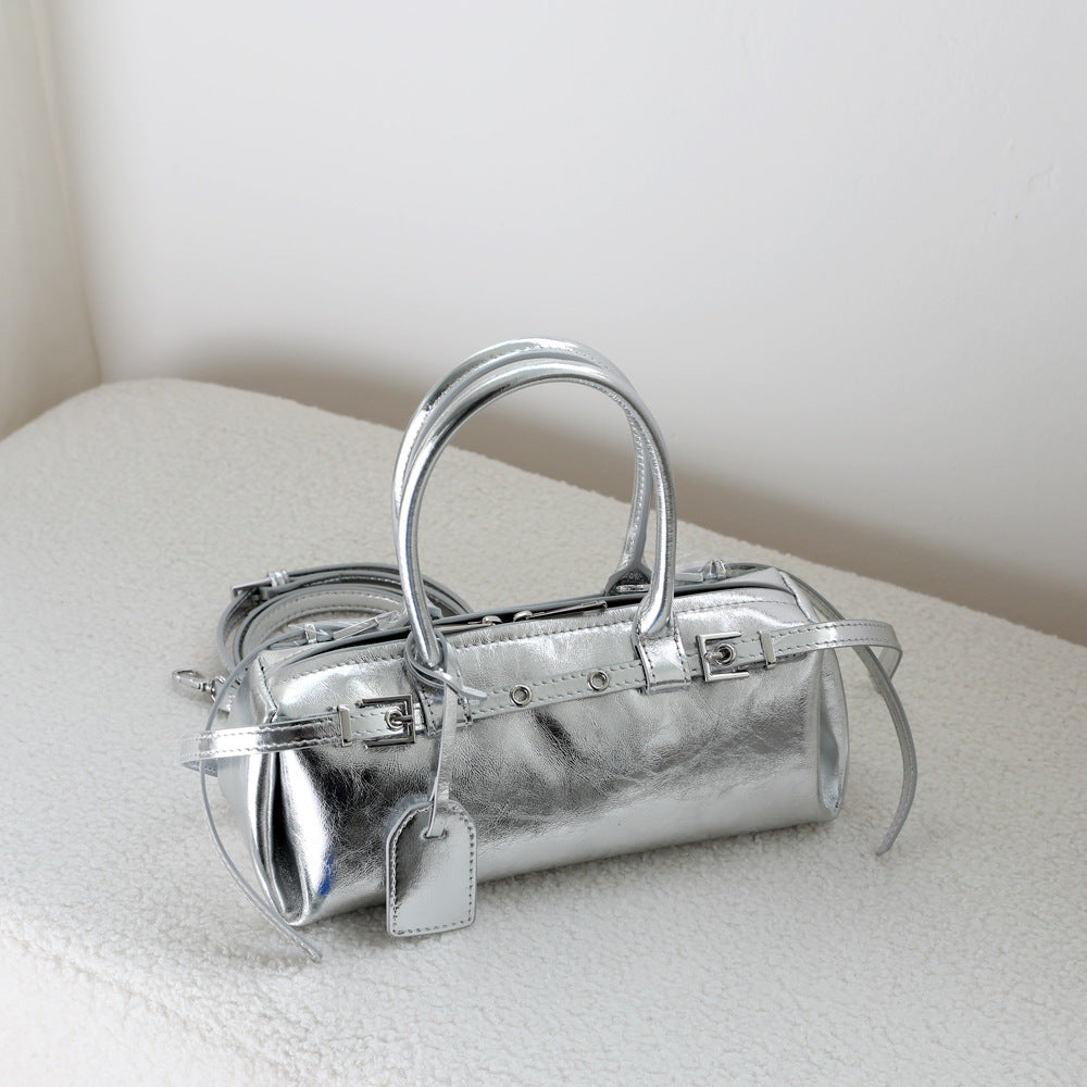 Sac à main femme en cuir de vachette tanné végétal – Sac baguette, coloris argent, vue latéral