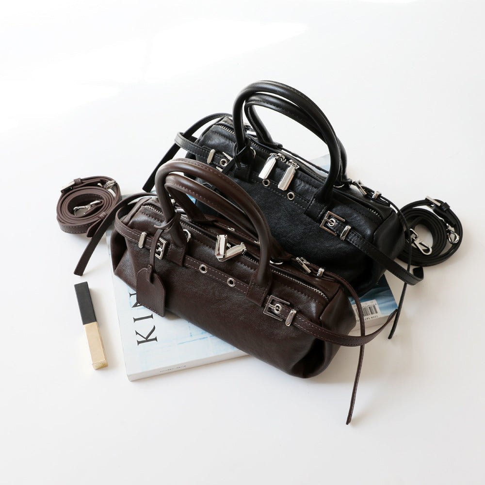 Sac à main femme en cuir de vachette tanné végétal – Sac baguette, coloris café,noir, vue de ciel.