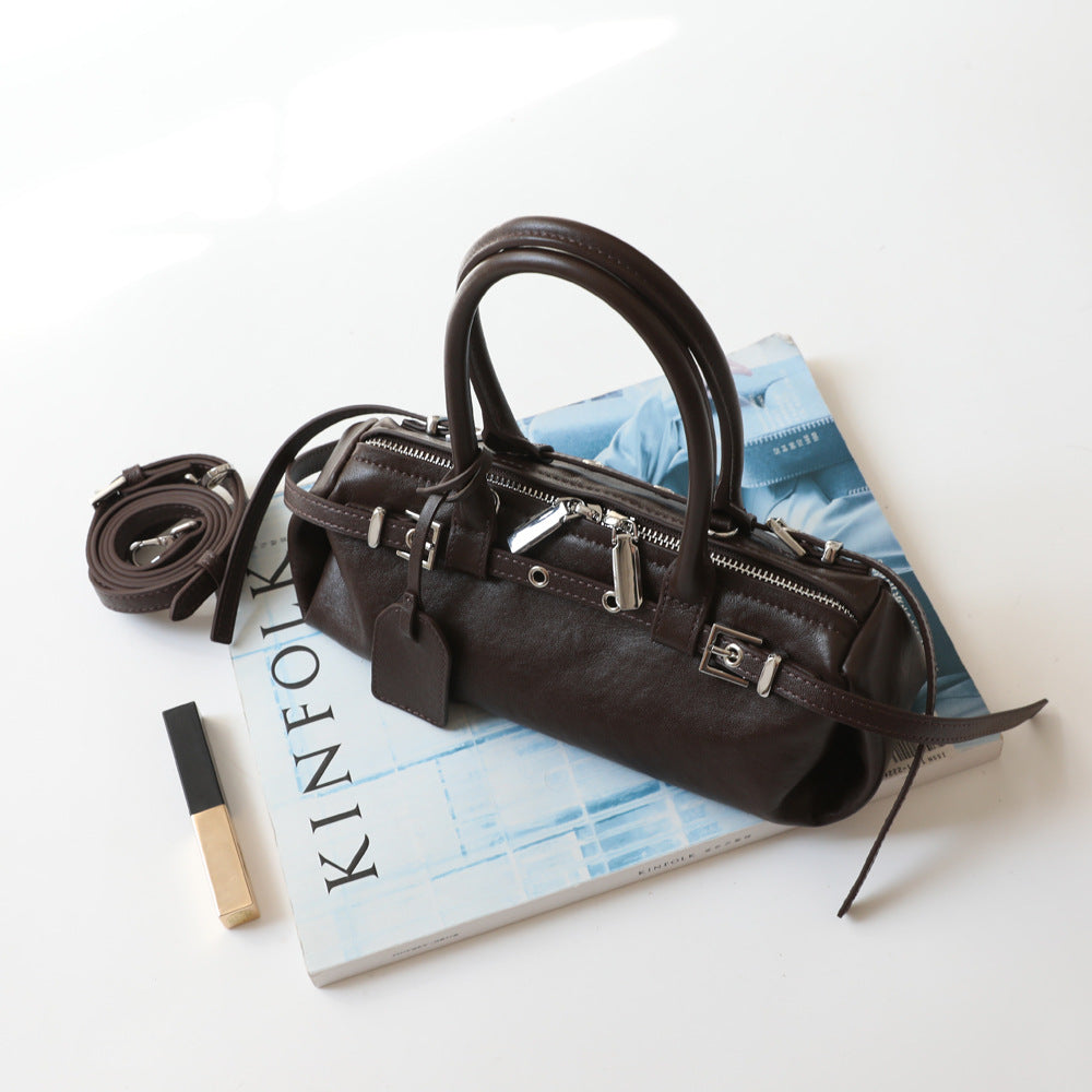 Sac à main femme en cuir de vachette tanné végétal – Sac baguette, coloris café, vue de ciel.