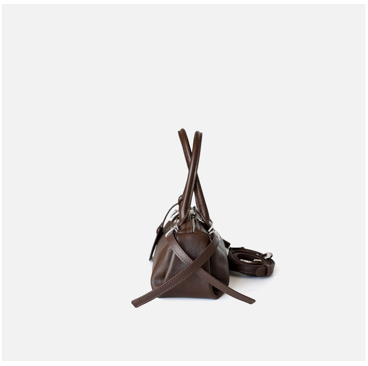 Sac à main femme en cuir de vachette tanné végétal – Sac baguette, coloris café, vue de coté