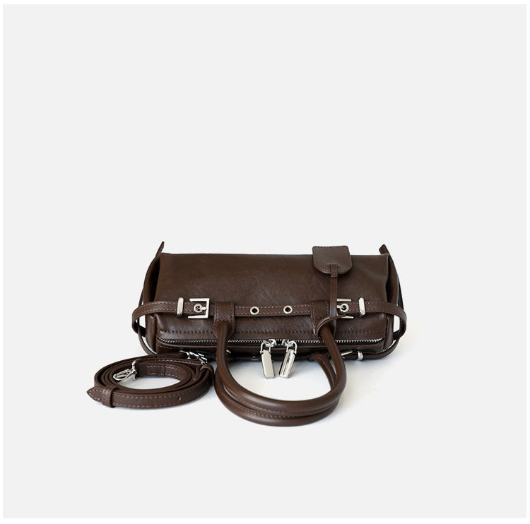 Sac à main femme en cuir de vachette tanné végétal – Sac baguette, coloris café, vue de coté.