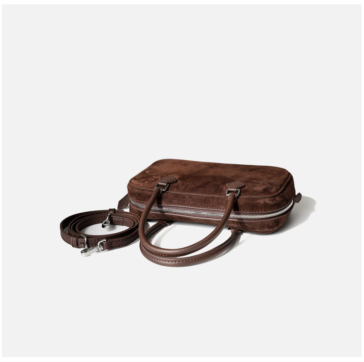 Sac à main femme en cuir suede, tote bag élégant et spacieux, porté à l’épaule, parfait pour le quotidien, coloris marron foncé.