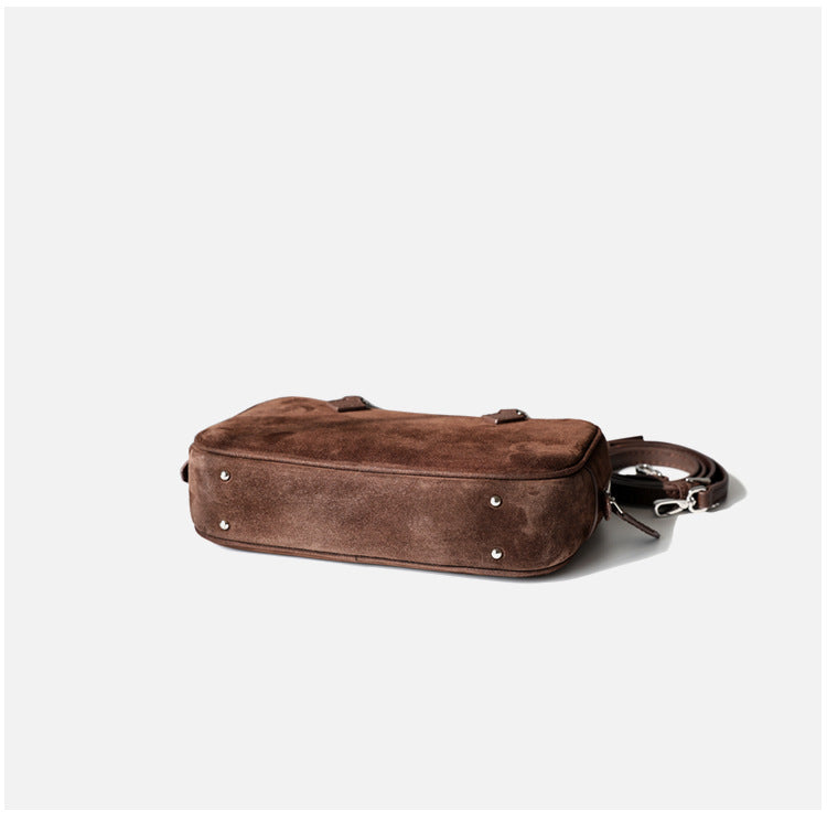Sac à main femme en cuir suede, tote bag élégant et spacieux, porté à l’épaule, parfait pour le quotidien, coloris marron foncé, vue de l'arrière