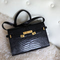 Sac à main femme en cuir véritable, sac Kelly, taille grands, coloris noir avec motif crocodile, vue frontale