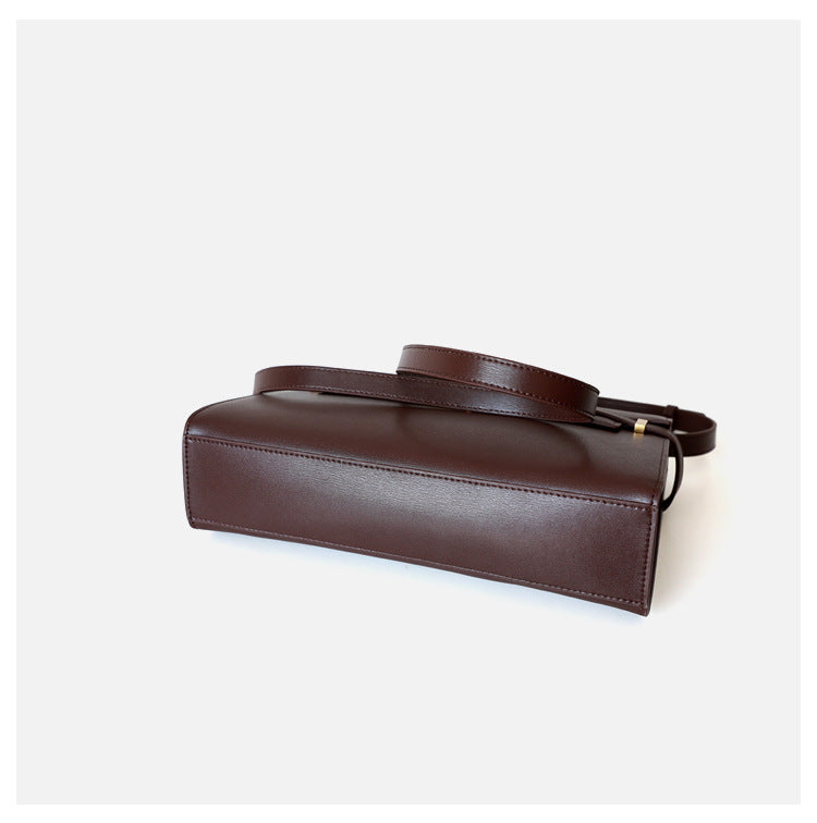 Sac à main femme en cuir véritable, sac Kelly, taille  grands, coloris vin rouge , vue frontale.