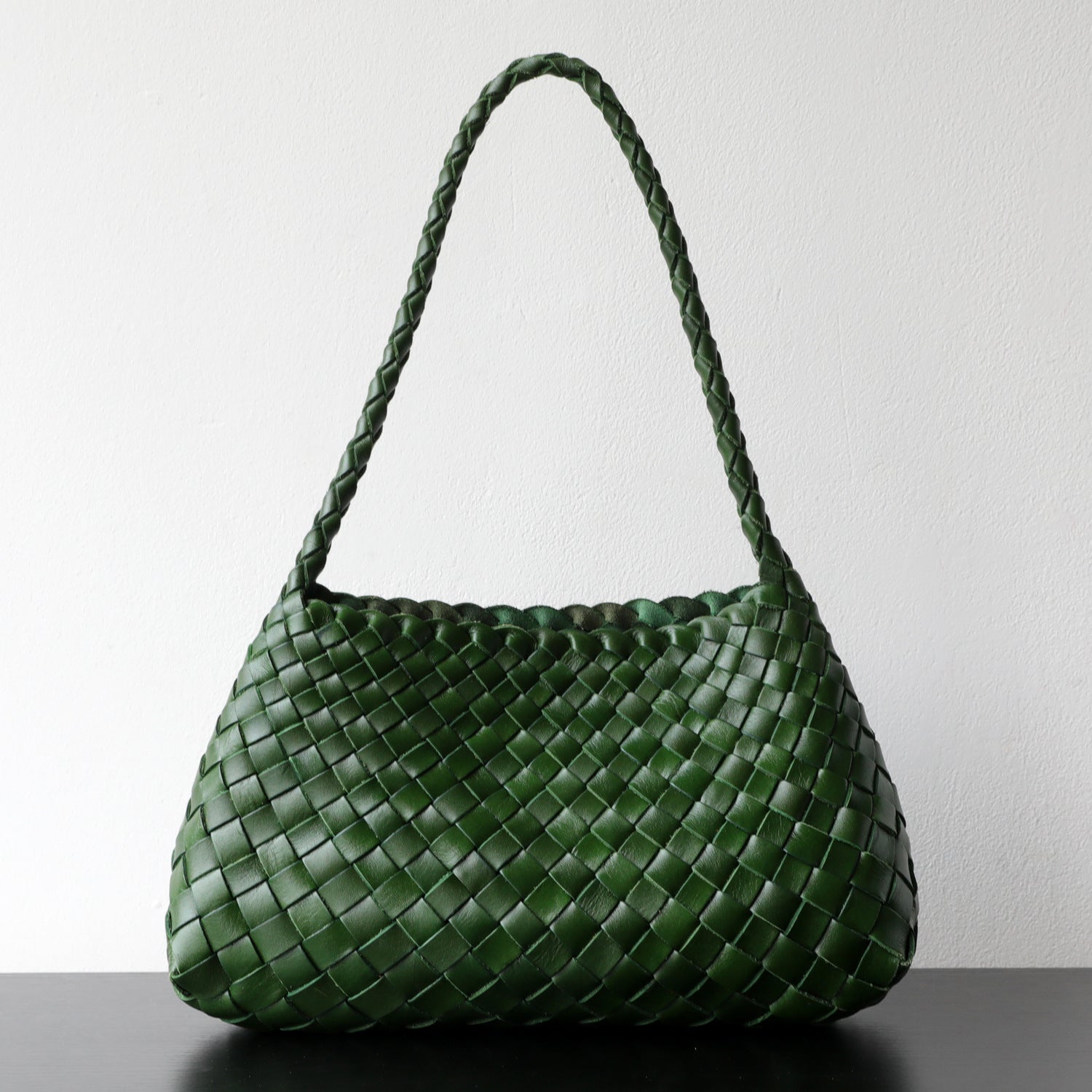 Sac à main femme en cuir véritable, sac en cuir tressé pleine fleur, coloris vert– design élégant vue frontale