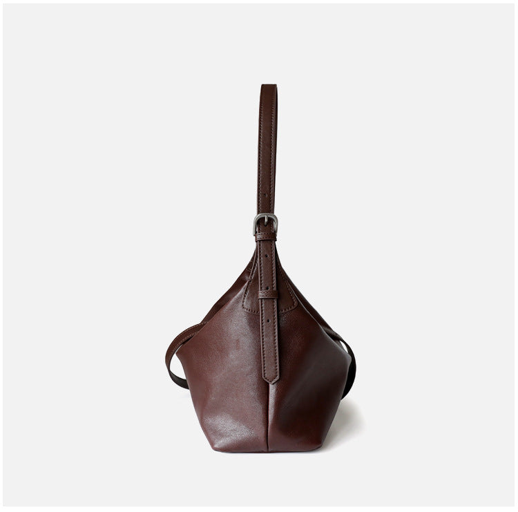 Sac à main simple en cuir tanné végétal, coloris café, vue de cote.