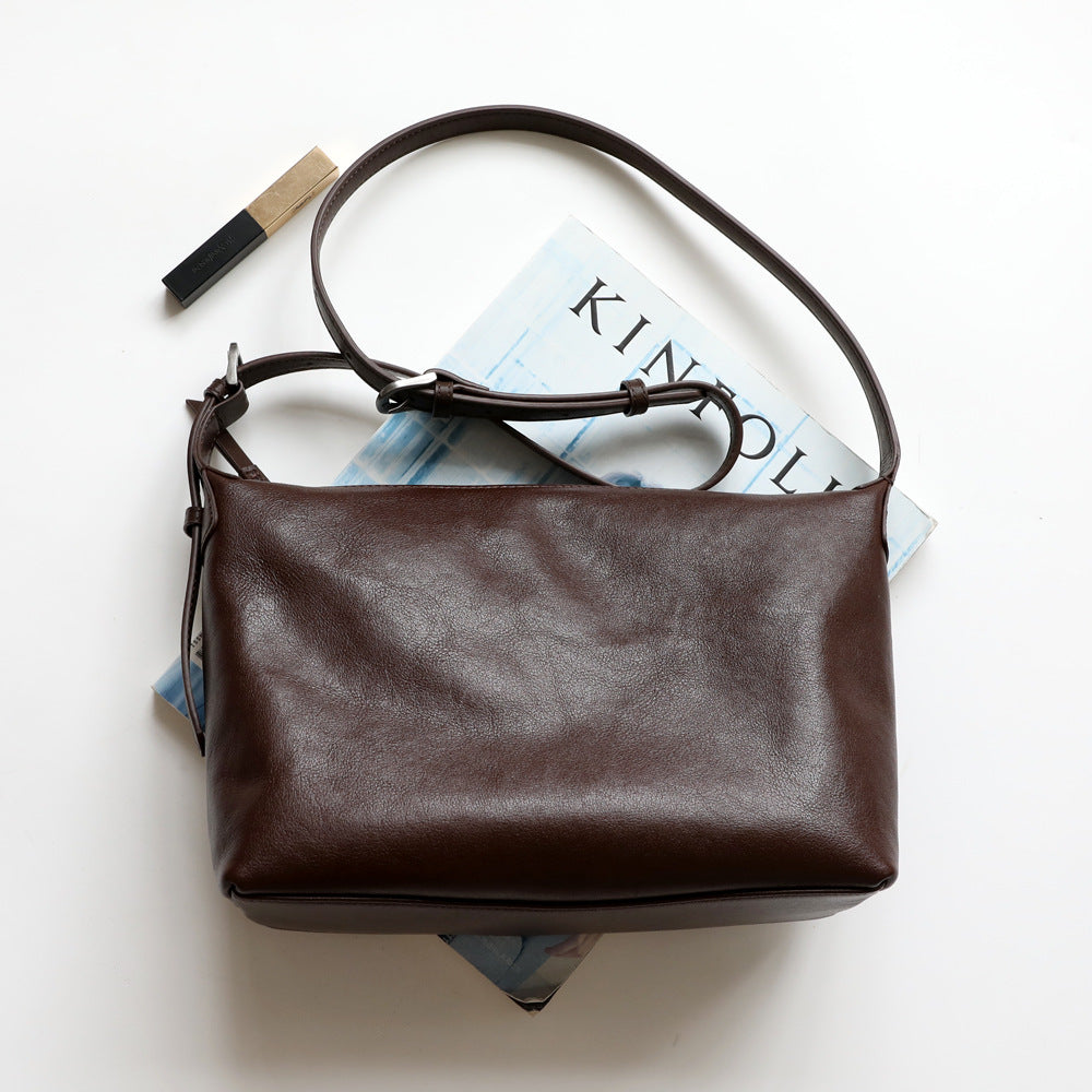 Sac à main simple en cuir tanné végétal, coloris café, vue frontale.