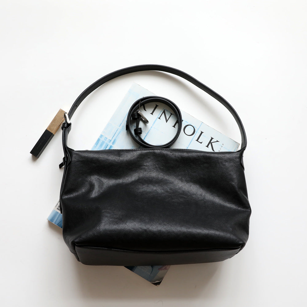 Sac à main simple en cuir tanné végétal, coloris noir, vue frontale.