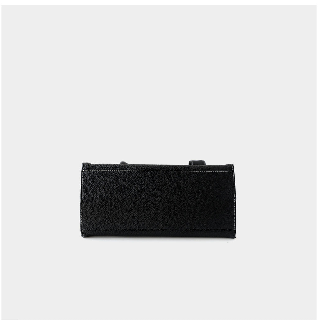 Sac panier en cuir de vachette, coloris noir, vue de bas