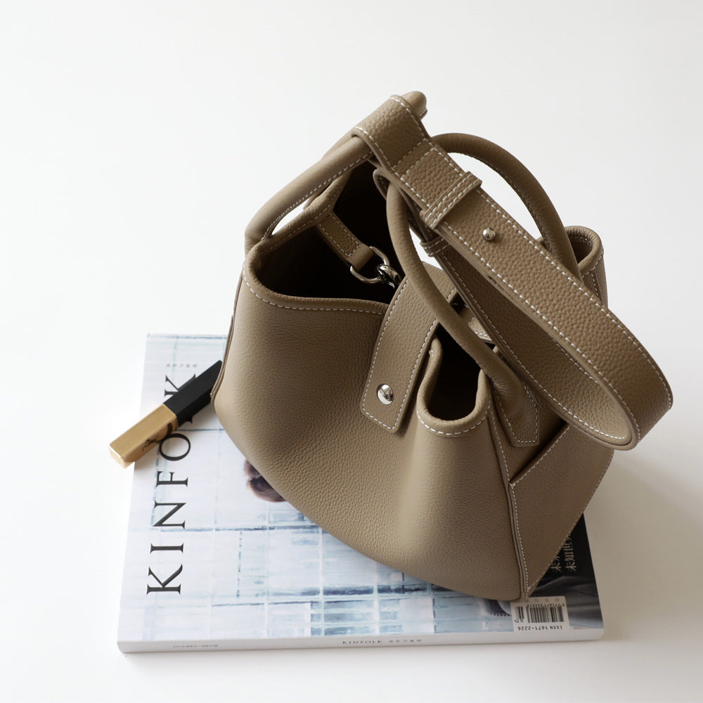 Sac seau en cuir de vachette pleine fleur pour femme, tailles petit et grand, coloris nude, vue de ciel