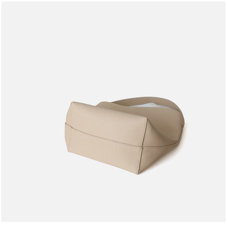 Sac seau en cuir pour femme, coloris beige, vue du bas