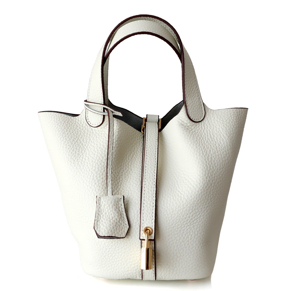 Sac seau en cuir véritable, grande capacité, coloris blanc, vue frontale.