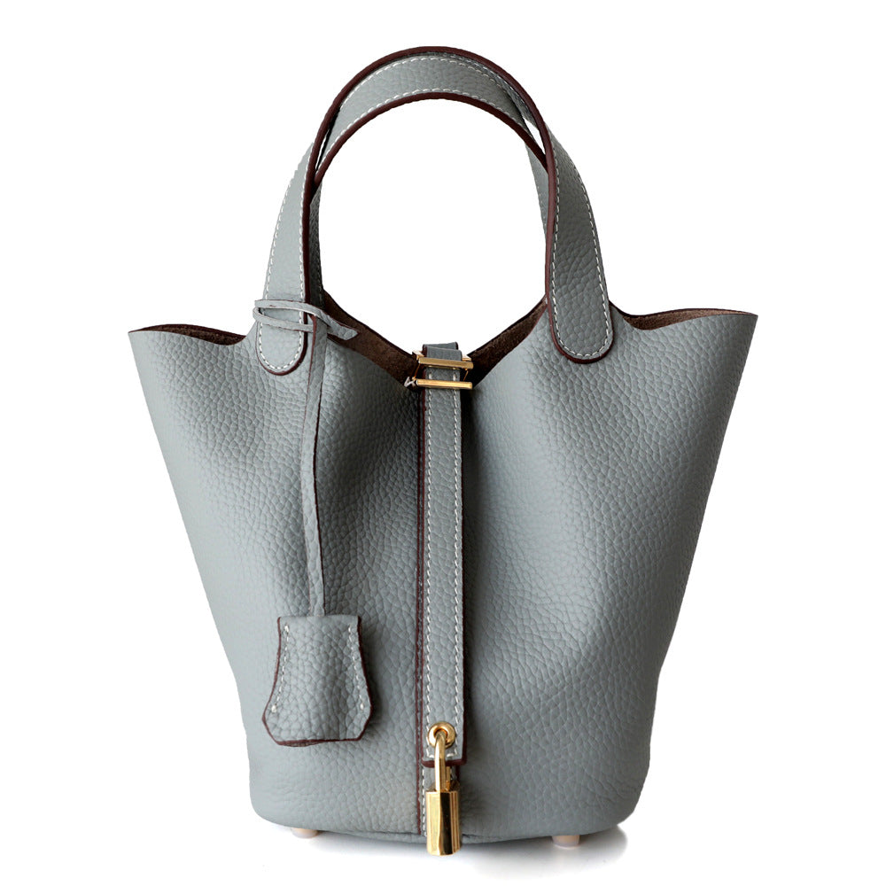 Sac seau en cuir véritable, grande capacité, coloris bleu ciel, vue frontale.