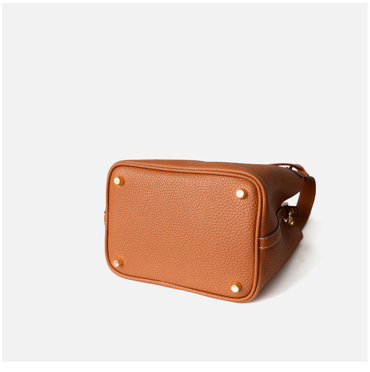 Sac seau en cuir véritable, grande capacité, coloris brun, vue  de dos.