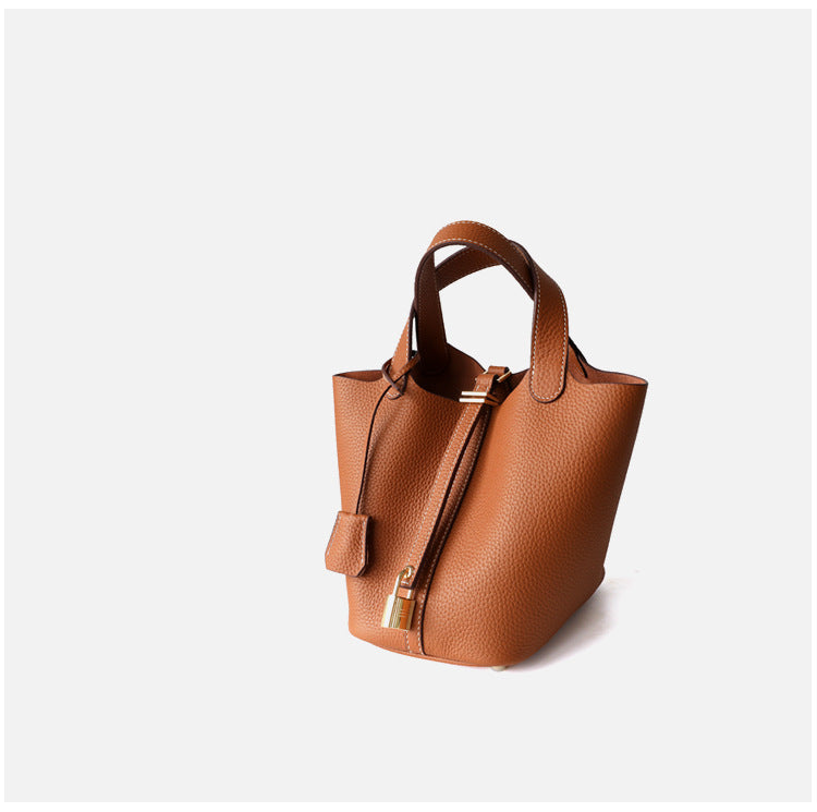 Sac seau en cuir véritable, grande capacité, coloris brun, vue latéral.