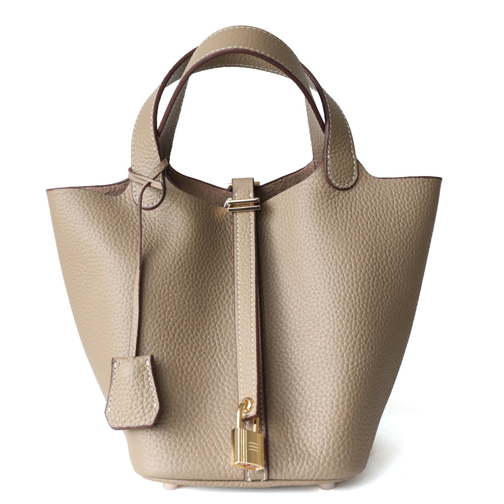 Sac seau en cuir véritable, grande capacité, coloris kaki clair, vue frontale.