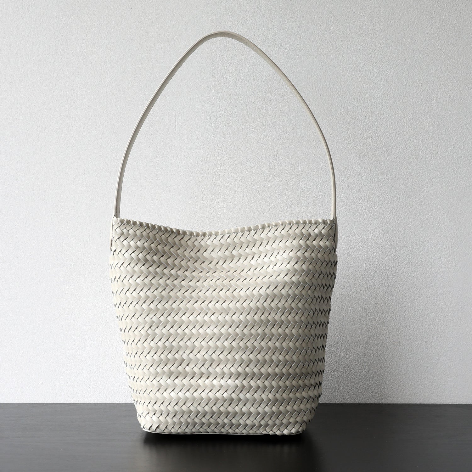 Sac seau en cuir véritable porté épaule, coloris blanc, vue  frontale