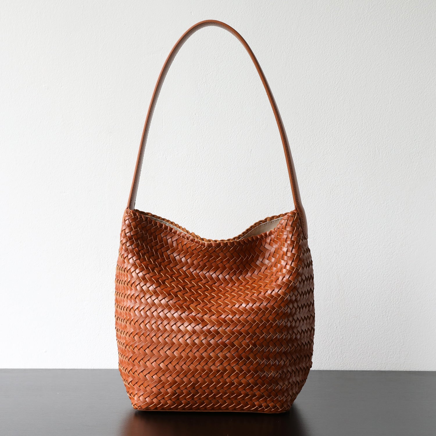 Sac seau en cuir véritable porté épaule, coloris brun, vue  frontale