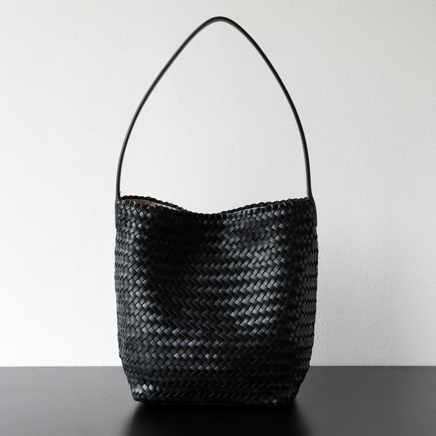 Sac seau en cuir véritable porté épaule, coloris noir, vue  frontale