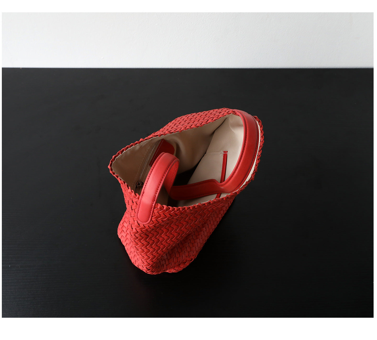 Sac seau en cuir véritable porté épaule, coloris rouge tomate, vue de ciel