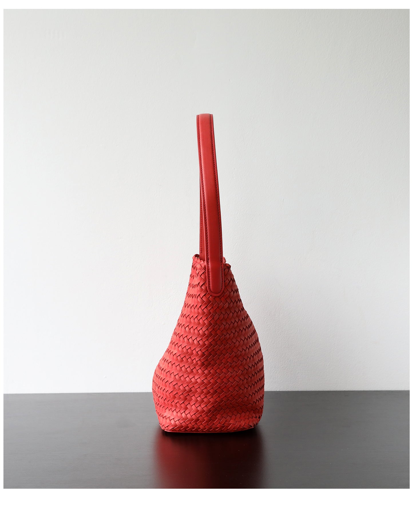 Sac seau en cuir véritable porté épaule, coloris rouge tomate, vue de coté