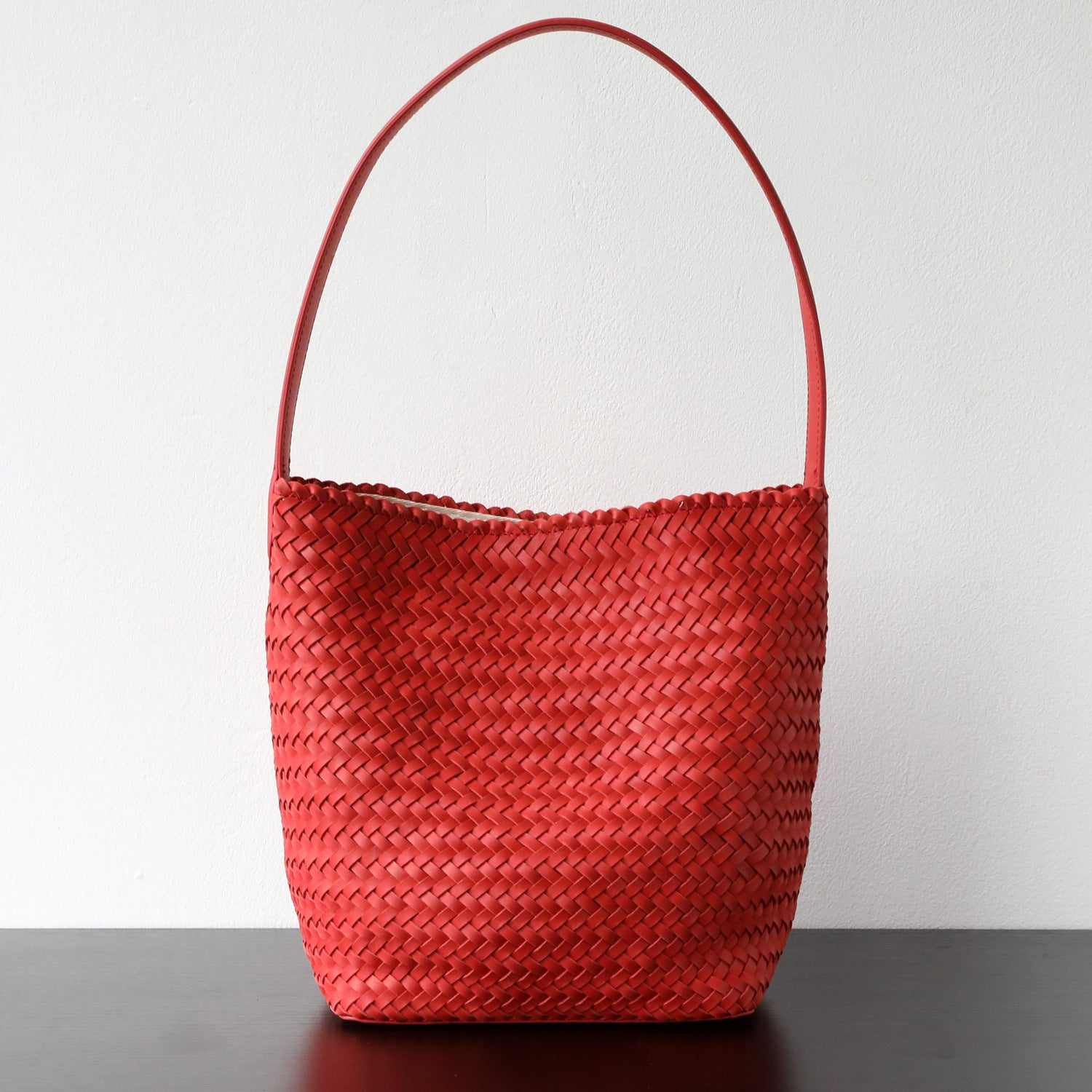 Sac seau en cuir véritable porté épaule, coloris rouge tomate, vue  frontale