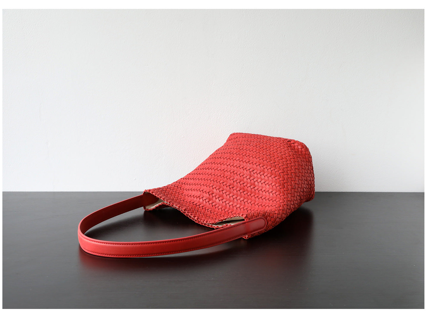Sac seau en cuir véritable porté épaule, coloris rouge tomate, vue latéral.
