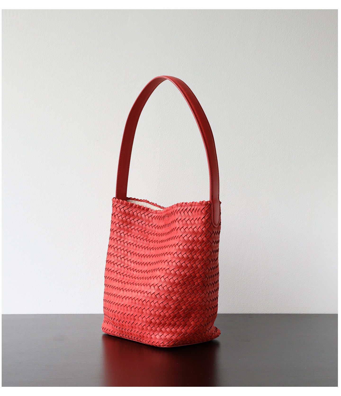 Sac seau en cuir véritable porté épaule, coloris rouge tomate, vue  latéral