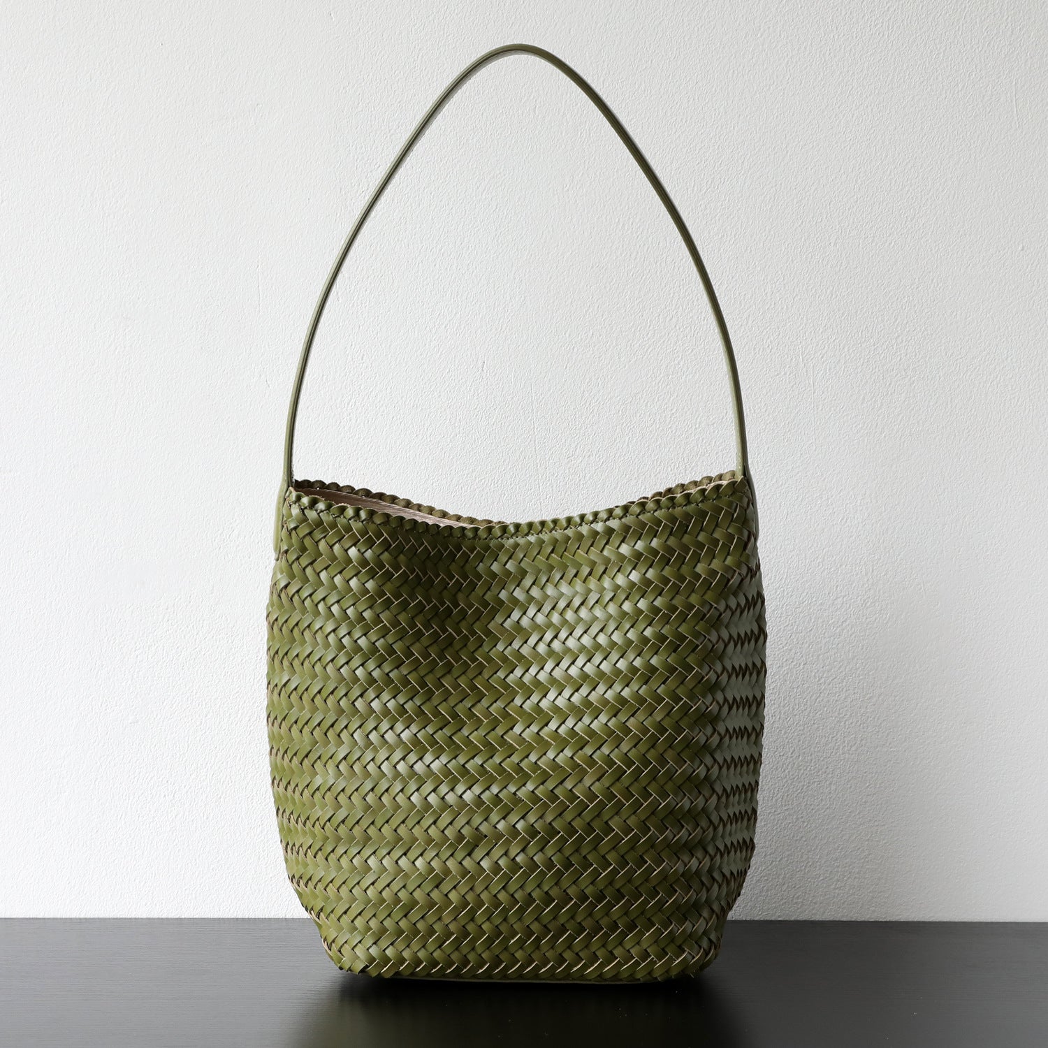 Sac seau en cuir véritable porté épaule, coloris vert olive, vue  frontale