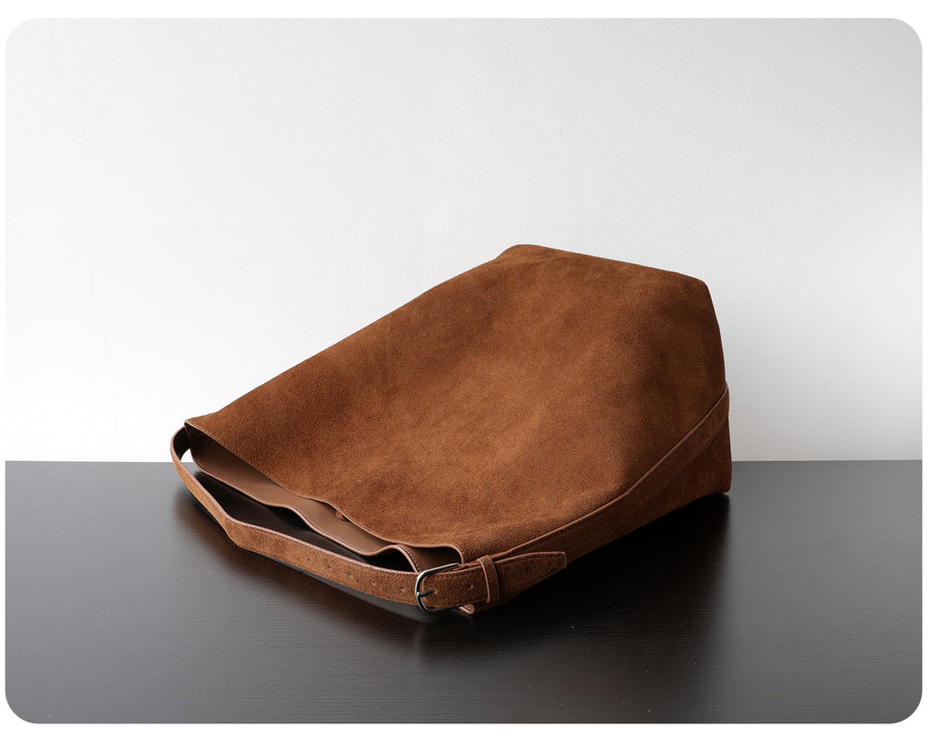 Sac seau en daim en cuir véritable pour femme, coloris  brun,  vue latéral.