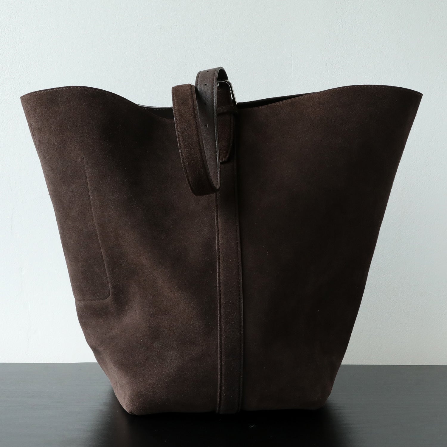 Sac seau en daim en cuir véritable pour femme, coloris café,  vue latéral.